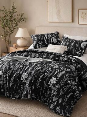 Black Floral Quilt Set